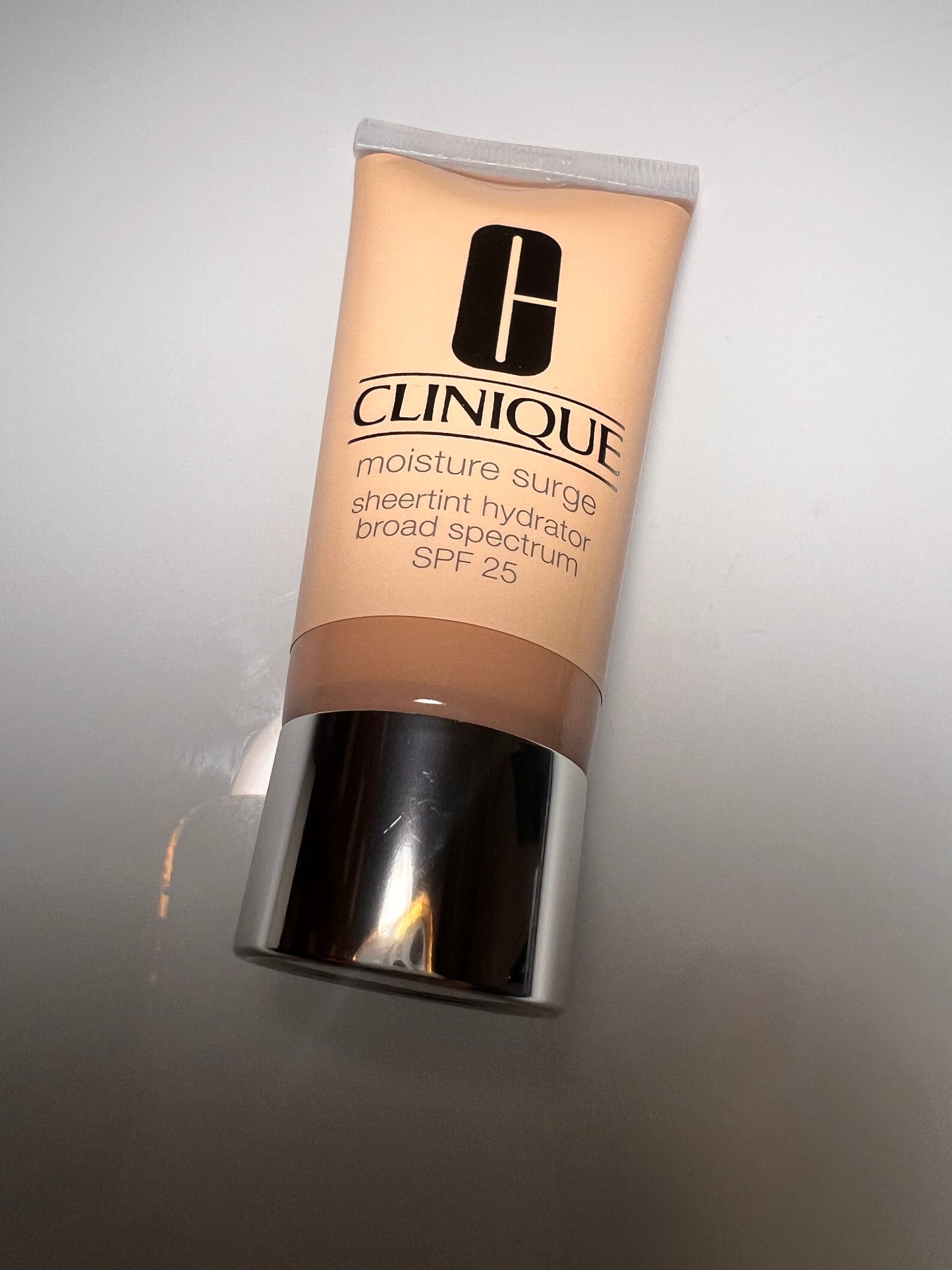 MOISTURE SURGE SHEERTINT HYDRATOR BROAD SPECTRUM SPF25 CLINIQUE- PRODUCTO ORIGINAL EXISTENCIAS LIMITADAS