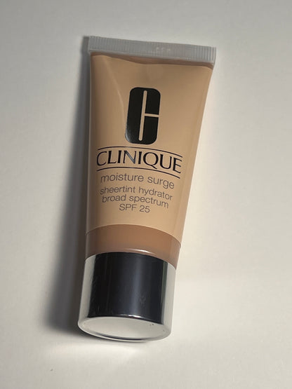 MOISTURE SURGE SHEERTINT  HYDRATOR BROAD SPECTRUM SPF25 CLINIQUE- PRODUCTO ORIGINAL EXISTENCIAS LIMITADAS
